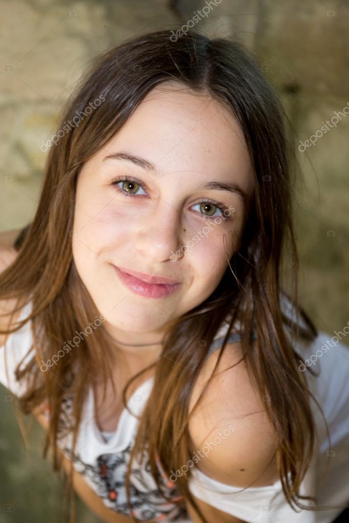 Uma linda adolescente de 12 anos sorrindo para a câmera fotos